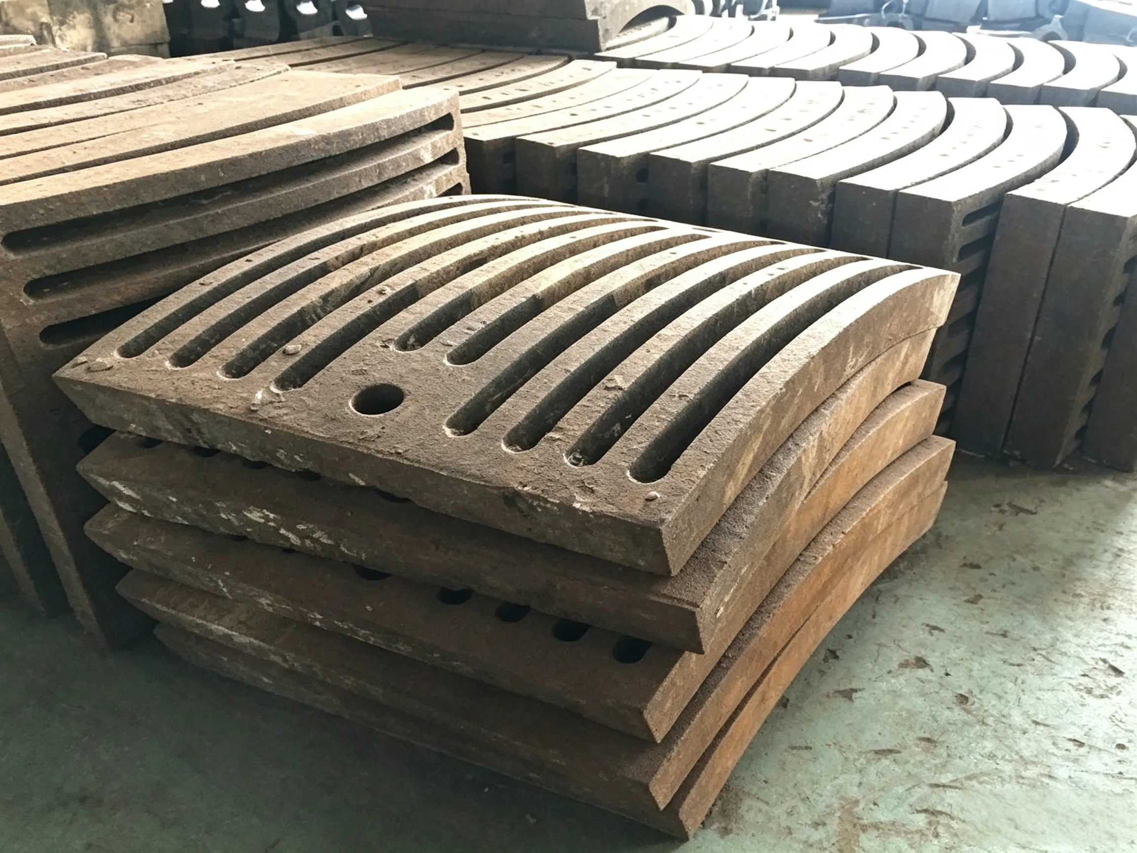 How many arrangement patterns are there for the slots of the partition diaphragm?