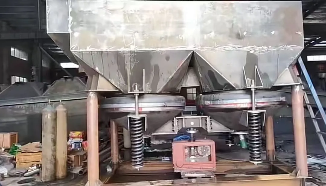 When grinding fineness fluctuates, which should be adjusted first: the feed rate or the water addition?